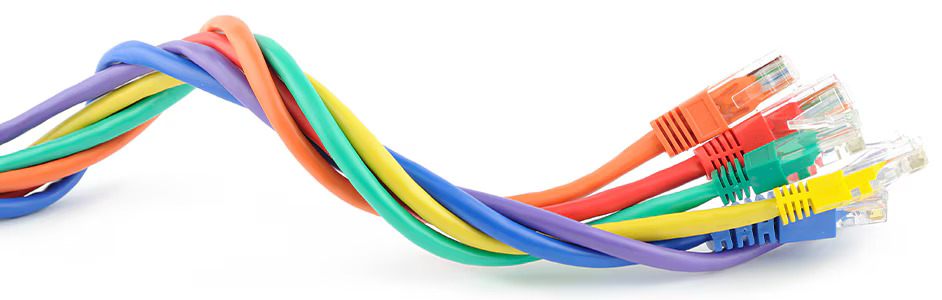نمایی از اتصال کابل Cat6 با سرکابل Cat5e که باعث افت پهنای باند، افزایش تداخل و کاهش کارایی شبکه در کاربردهای صنعتی می‌شود.