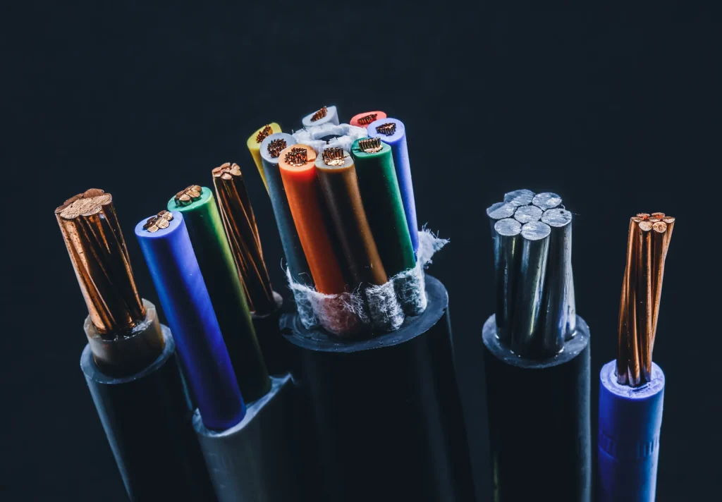 نمایش انواع عایق کابل شامل PVC، XLPE و لاستیکی برای کاربردهای صنعتی و ساختمانی
